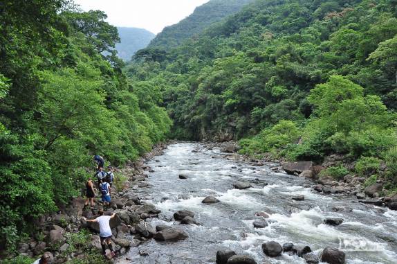 Subindo a trilha ao longo do Rio do Boi, na parte baixa do canyon do Itaimbezinho, em Praia Grande, em Santa Catarina